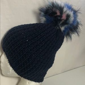 KYI KYI Canada Big Fox PomPom Knit Beanie